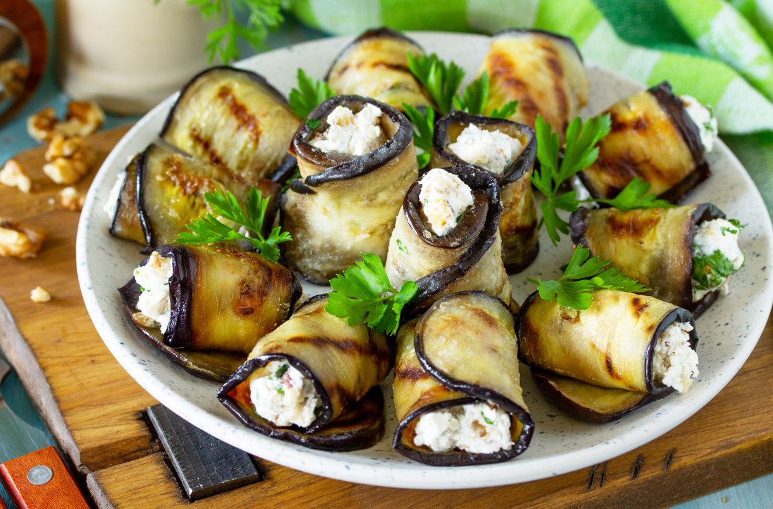 Roulés d’aubergine grillée au fromage frais et saumon fumé