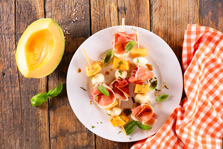 melon salad with mozzarella and prosciutto ham